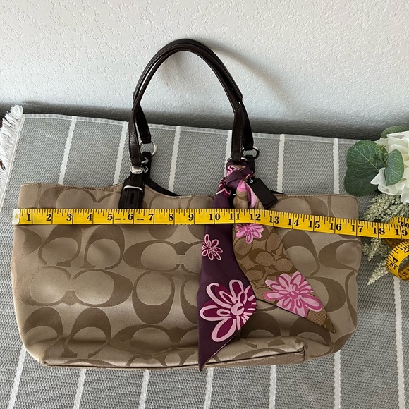 Coach purse with classic C - Picture 4 of 9